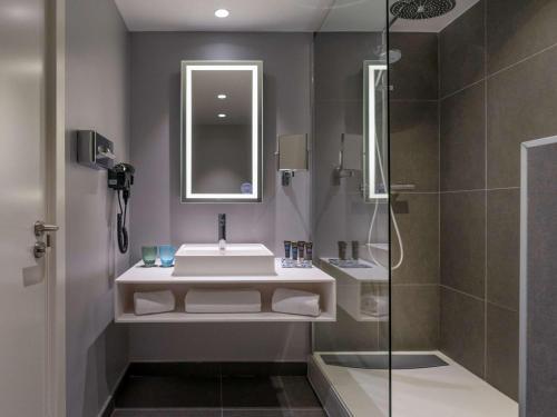 Habitación Doble Executive con sofá del hotel Novotel Madrid City Las Ventas. Foto 8