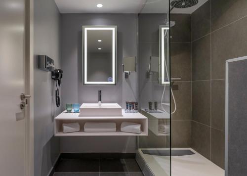 Habitación Doble Executive con sofá del hotel Novotel Madrid City Las Ventas. Foto 9