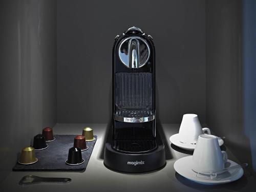 Habitación Doble Superior con salón del hotel Novotel Madrid City Las Ventas. Foto 9