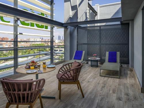 Habitación Doble Deluxe con terraza del hotel Novotel Madrid City Las Ventas. Foto 10