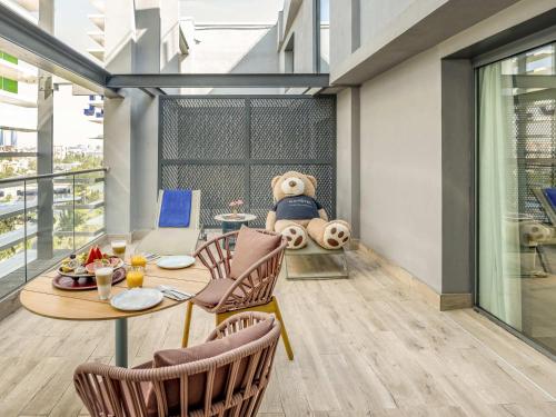 Habitación Doble Deluxe con terraza del hotel Novotel Madrid City Las Ventas. Foto 11