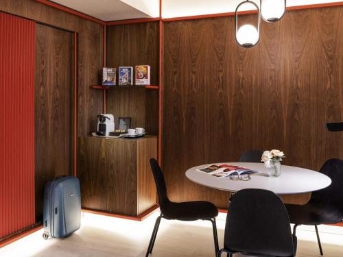 Habitación Executive con salón del hotel Novotel Madrid City Las Ventas. Foto 9