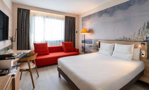 Habitación Doble Executive con sofá del hotel Novotel Madrid City Las Ventas. Foto 6