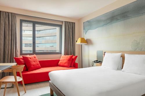 Habitación Premium con cama grande y sofá cama del hotel Novotel Madrid City Las Ventas