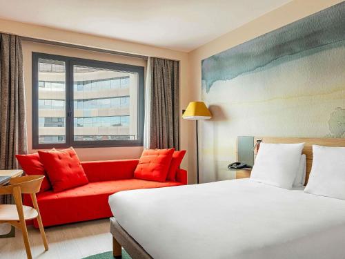 Habitación Premium con cama grande y sofá cama del hotel Novotel Madrid City Las Ventas