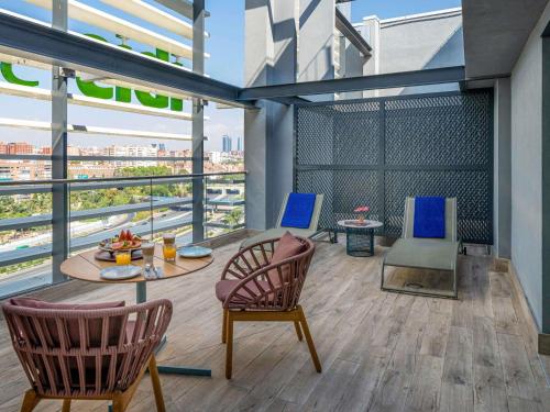 Habitación Doble Deluxe con terraza del hotel Novotel Madrid City Las Ventas. Foto 2