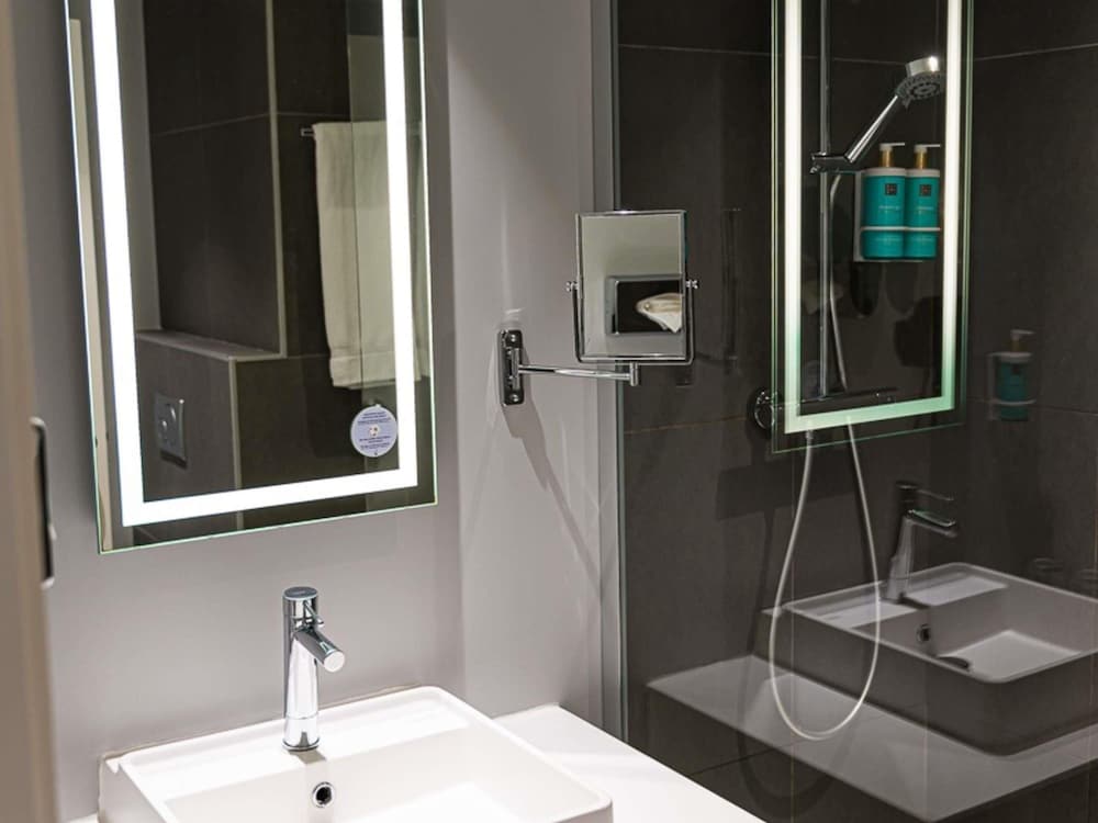 Habitación superior, 1 cama doble del hotel Novotel Madrid City Las Ventas. Foto 2