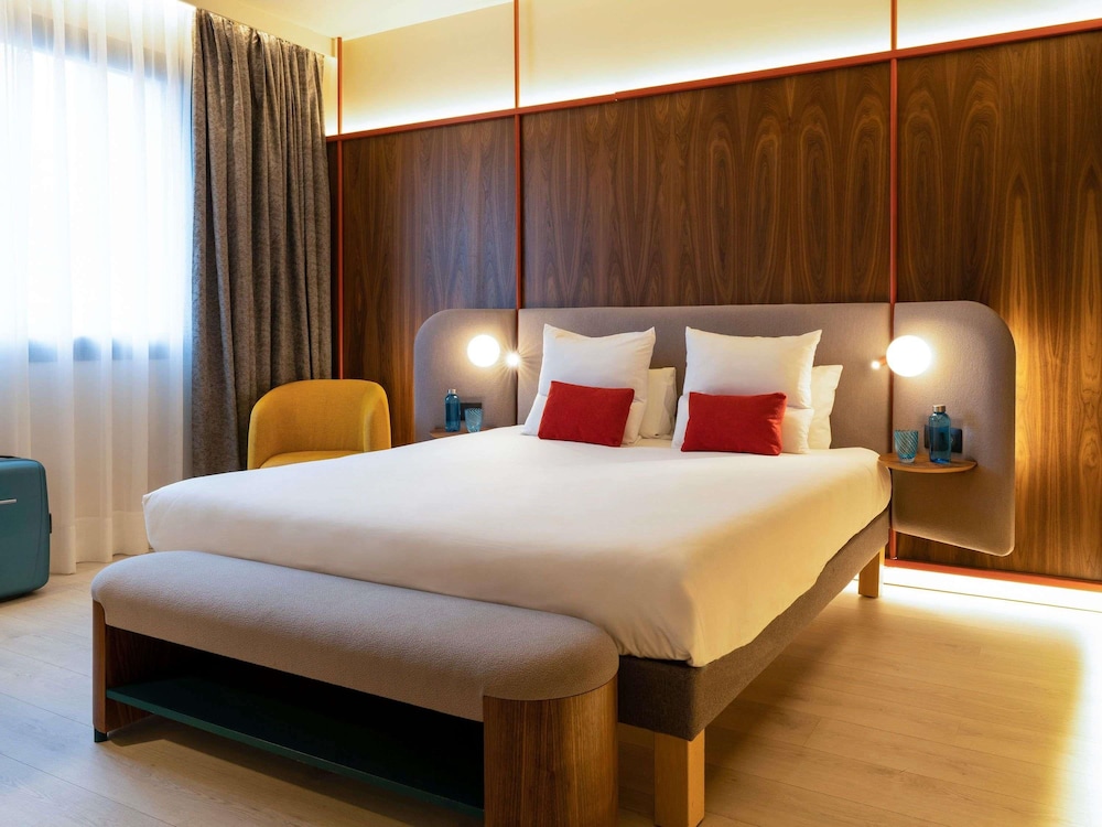 Habitación superior, 1 cama doble con sofá cama (Lounge) del hotel Novotel Madrid City Las Ventas