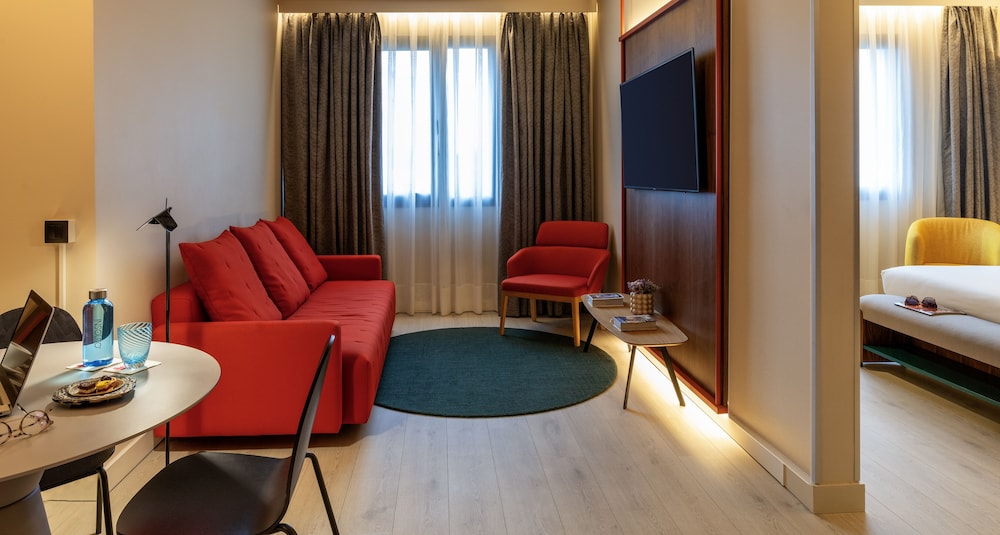 Habitación superior, 1 cama doble con sofá cama (Lounge) del hotel Novotel Madrid City Las Ventas. Foto 1
