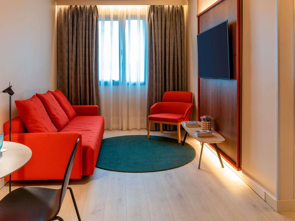 Habitación superior, 1 cama doble con sofá cama (Lounge) del hotel Novotel Madrid City Las Ventas. Foto 4
