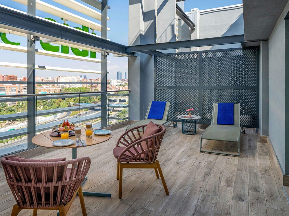 Habitación Deluxe, 1 cama doble, terraza del hotel Novotel Madrid City Las Ventas. Foto 1