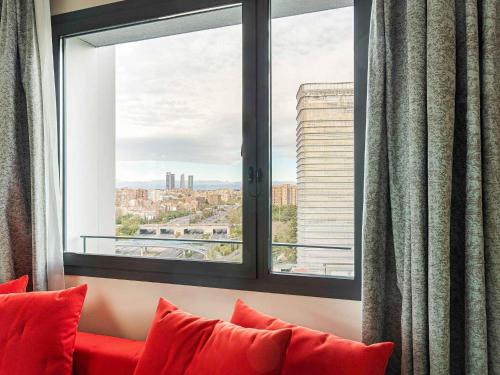 Habitación Doble Executive con sofá del hotel Novotel Madrid City Las Ventas. Foto 9