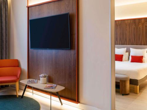 Habitación Doble Superior con salón del hotel Novotel Madrid City Las Ventas. Foto 1