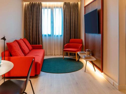 Habitación Doble Superior con salón del hotel Novotel Madrid City Las Ventas. Foto 2