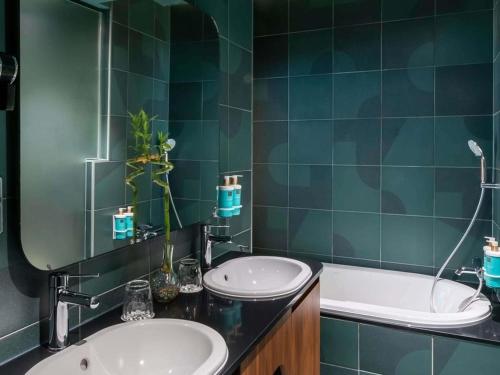 Habitación Executive con salón del hotel Novotel Madrid City Las Ventas. Foto 6