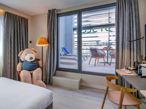 Habitación Doble Deluxe con terraza del hotel Novotel Madrid City Las Ventas. Foto 14
