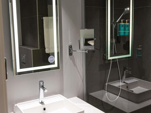 Habitación Doble Executive con sofá del hotel Novotel Madrid City Las Ventas. Foto 13