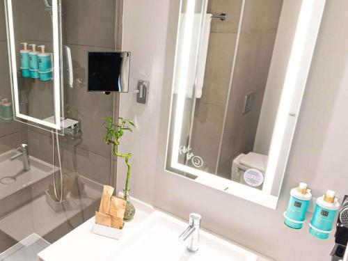 Habitación Doble Executive con sofá del hotel Novotel Madrid City Las Ventas. Foto 15