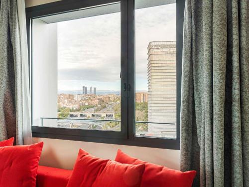 Habitación Premium con cama grande y sofá cama del hotel Novotel Madrid City Las Ventas. Foto 19