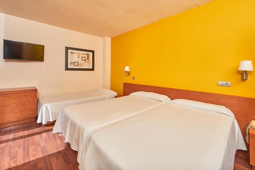 Habitación doble, vistas a la montaña del hotel Mll Blue Bay. Foto 1