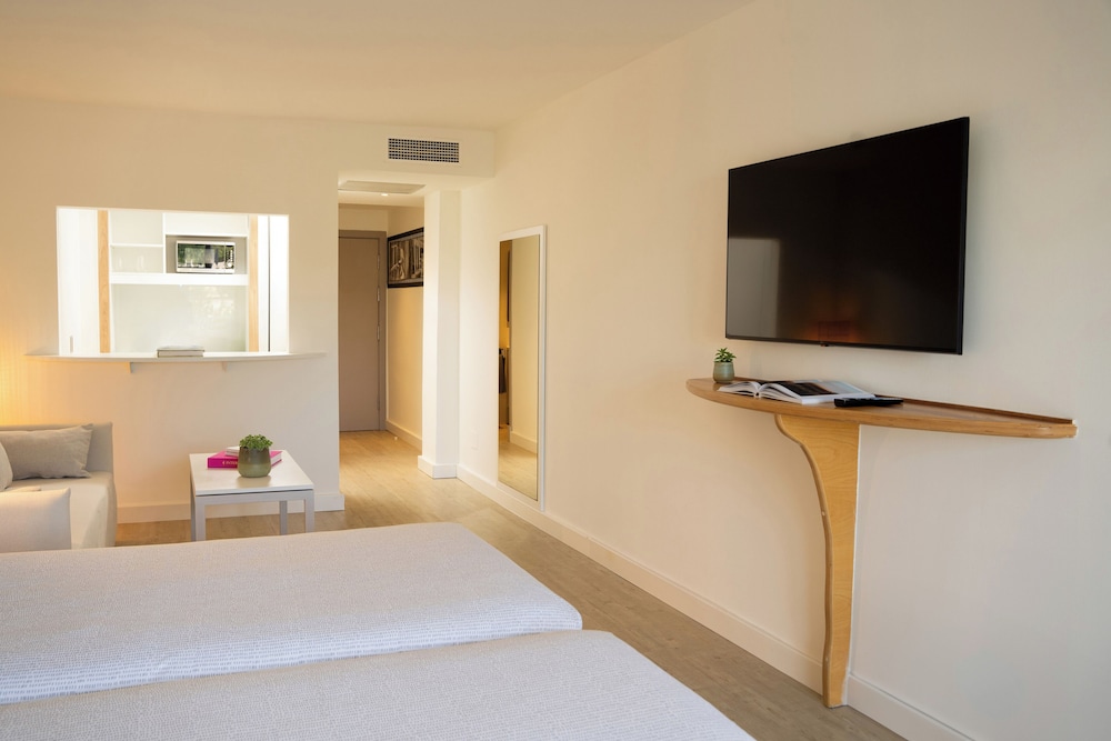 Suite Junior Loft del hotel INNSiDE by Meliá Wave Calviá. Foto 1