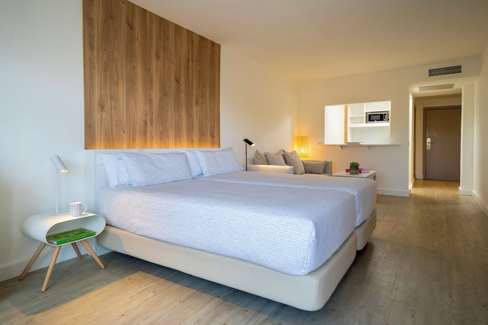 Suite Junior Loft del hotel INNSiDE by Meliá Wave Calviá. Foto 2