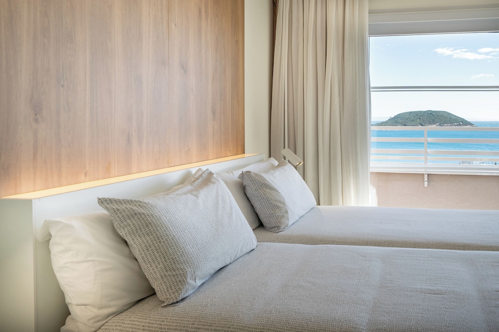 Suite Junior Loft con Vistas Frontales al Mar del hotel INNSiDE by Meliá Wave Calviá. Foto 1