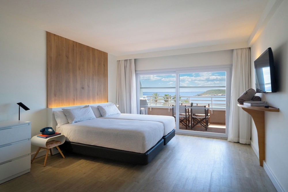 Suite Beach House con Vistas Frontales al Mar del hotel INNSiDE by Meliá Wave Calviá. Foto 2