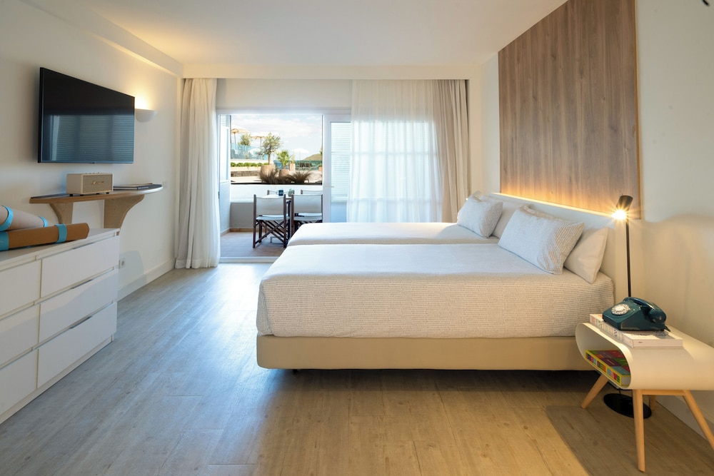 Suite Beach House de 2 Dormitorios del hotel INNSiDE by Meliá Wave Calviá. Foto 1