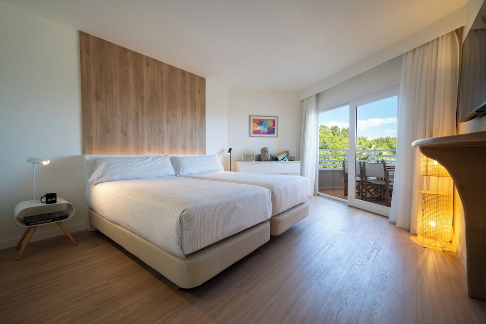 Suite Beach House de 2 Dormitorios con Vistas al Mar del hotel INNSiDE by Meliá Wave Calviá. Foto 1