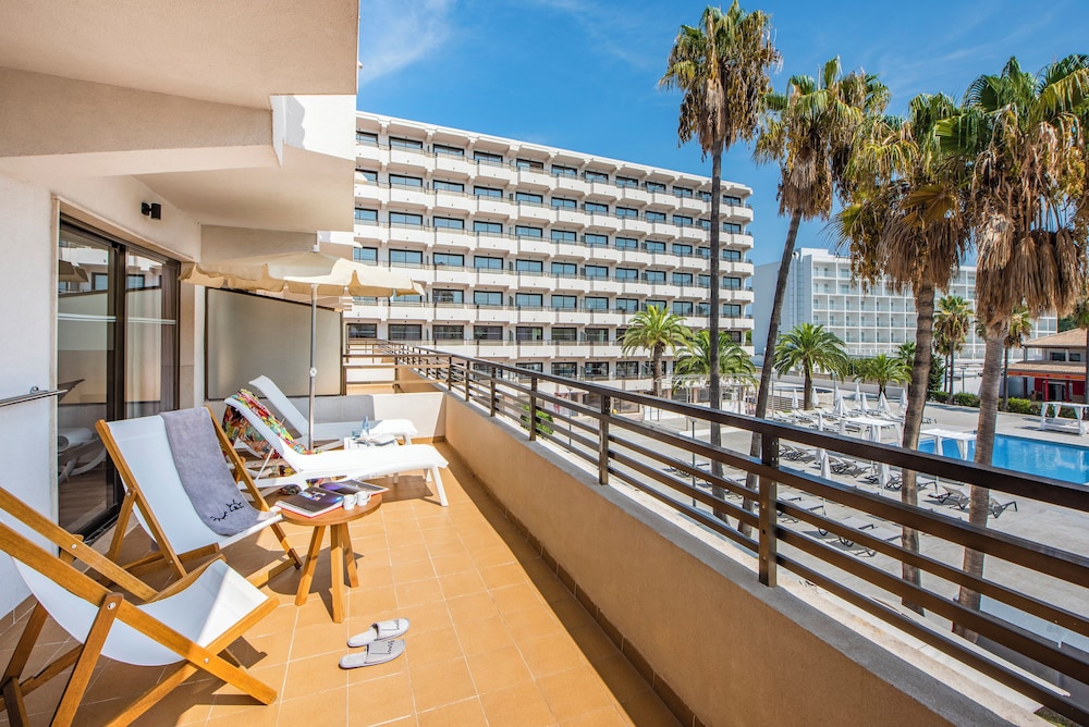 Habitación doble Vista Piscina Balcón o Terraza Loft Sofá Cama incluido del hotel Innside By Meliá Alcudia. Foto 1