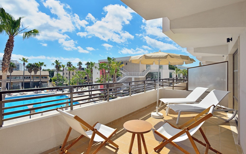 Habitación doble Vista Piscina Balcón o Terraza Loft Sofá Cama incluido del hotel Innside By Meliá Alcudia. Foto 2