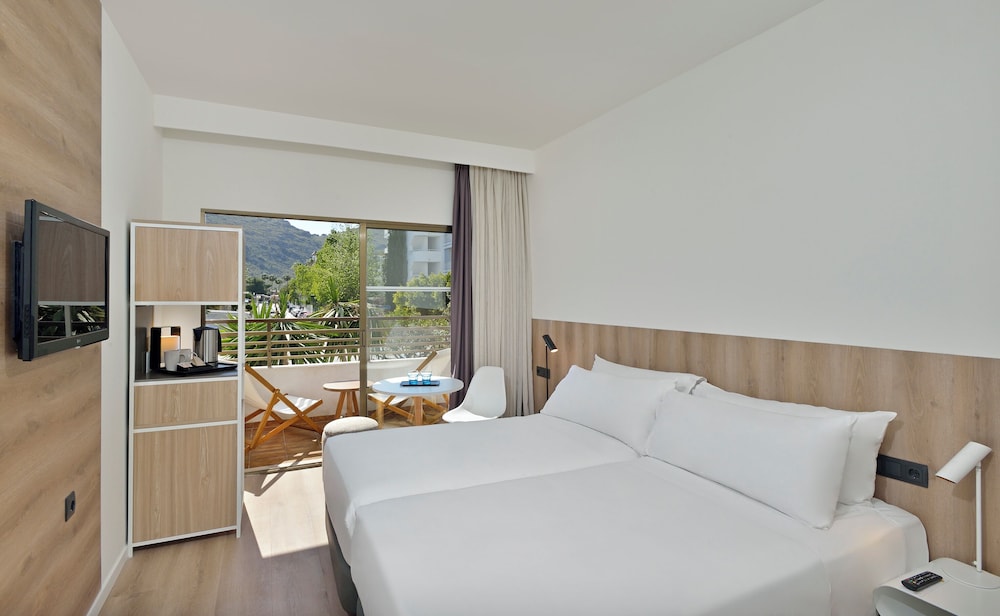 The INNSiDE Room Vista a la piscina del hotel Innside By Meliá Alcudia. Foto 2