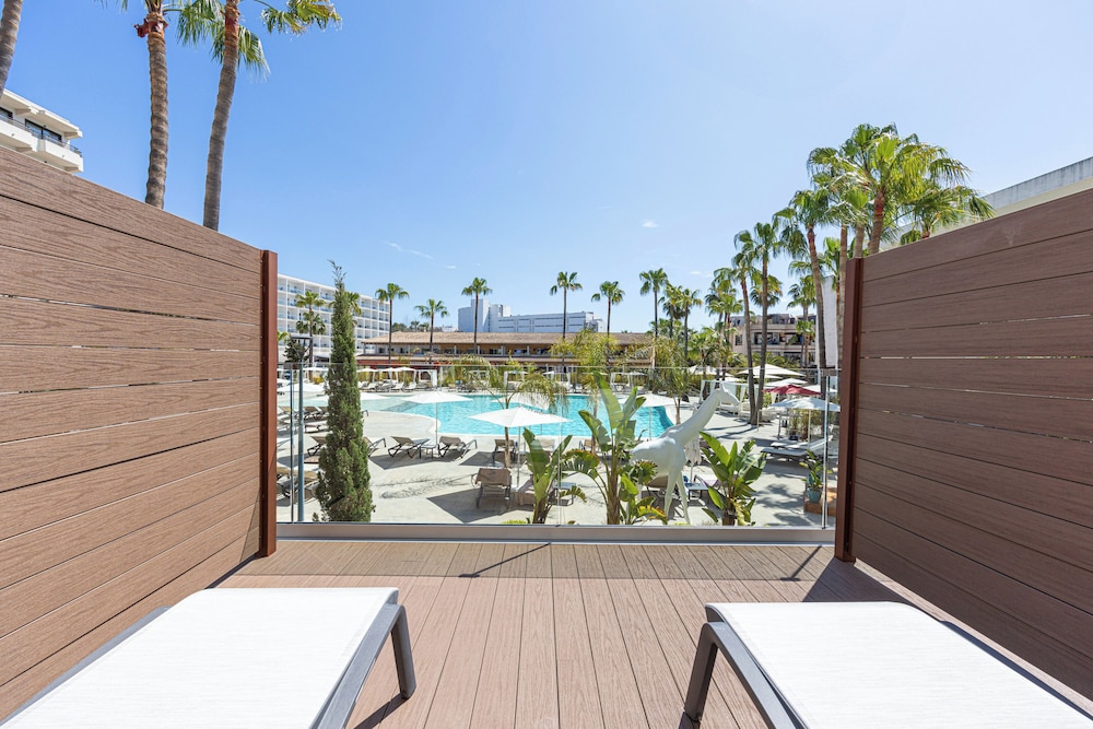 The INNSiDE Vista a la piscina con solárium del hotel Innside By Meliá Alcudia. Foto 2