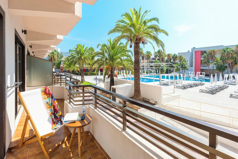 Habitación doble Vista Piscina Balcón o Terraza Loft Sofá Cama incluido 2 Camas individuales Normal del hotel Innside By Meliá Alcudia. Foto 1