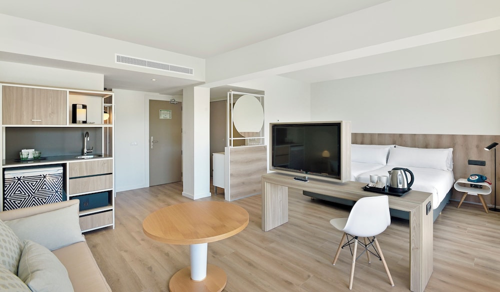 Habitación doble Vista Lago Balcón o Terraza 1 Cama king Loft Sofá Cama incluido del hotel Innside By Meliá Alcudia. Foto 2