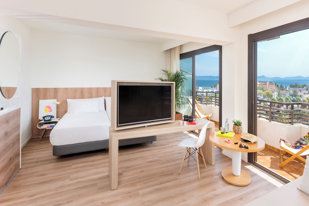 Habitación doble Vista Mar Balcón o Terraza Loft Con Vistas Sofá Cama incluido 2 Camas individuales del hotel Innside By Meliá Alcudia