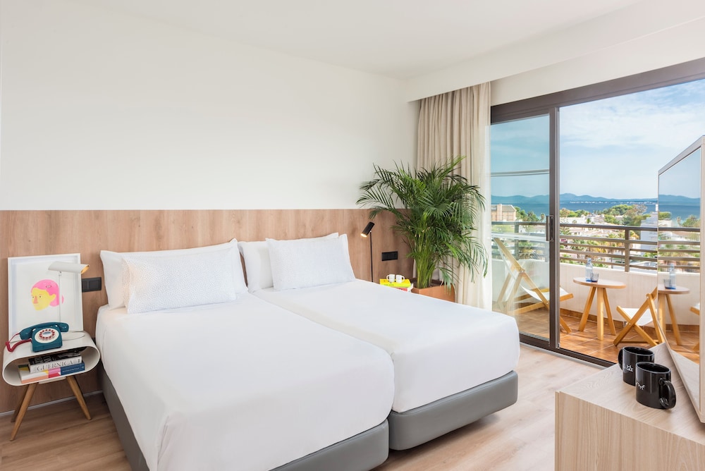 Habitación doble Vista Mar Balcón o Terraza Loft Con Vistas Sofá Cama incluido 2 Camas individuales del hotel Innside By Meliá Alcudia. Foto 3
