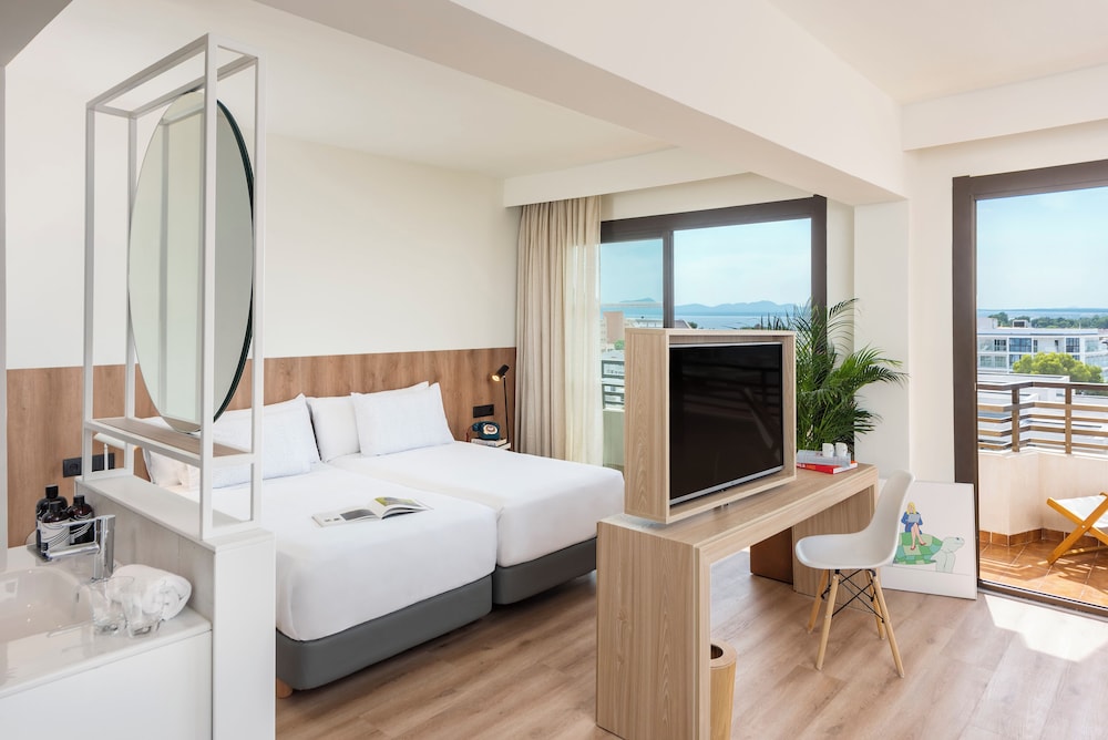 Habitación doble Vista Mar Balcón o Terraza Loft Con Vistas Sofá Cama incluido 2 Camas individuales del hotel Innside By Meliá Alcudia. Foto 4