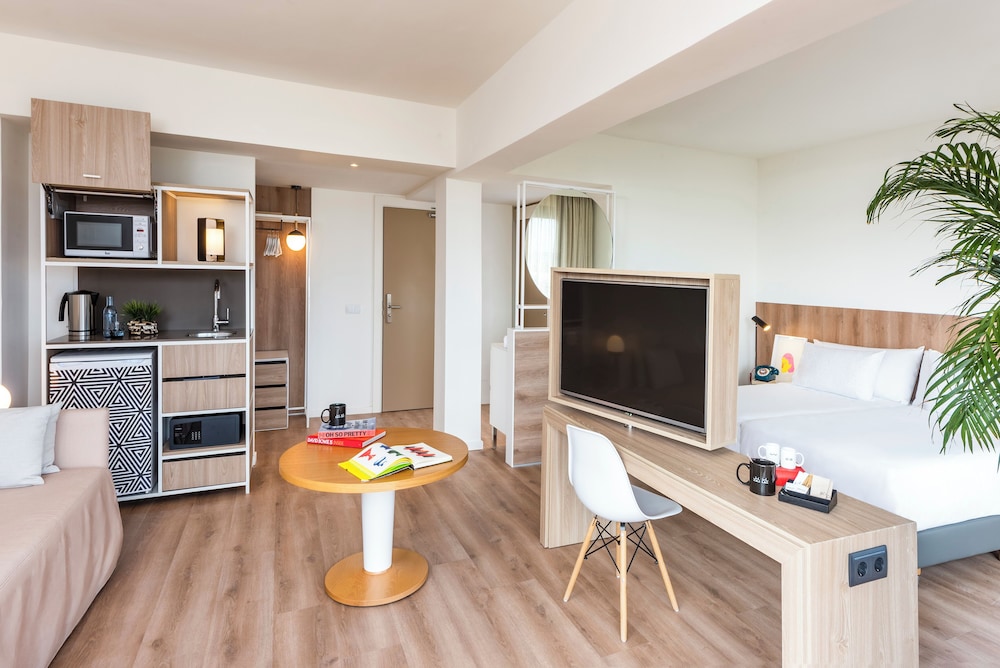 Habitación doble Vista Mar Balcón o Terraza Loft Con Vistas Sofá Cama incluido 2 Camas individuales del hotel Innside By Meliá Alcudia. Foto 5