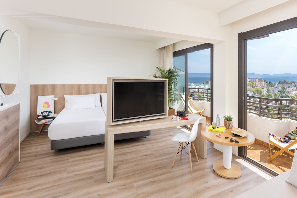 Habitación doble Vista Mar Balcón o Terraza Loft Con Vistas Sofá Cama incluido 2 Camas individuales del hotel Innside By Meliá Alcudia. Foto 6