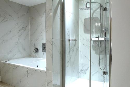 Suite Signature con jacuzzi del hotel Craven Hill Gardens. Foto 9