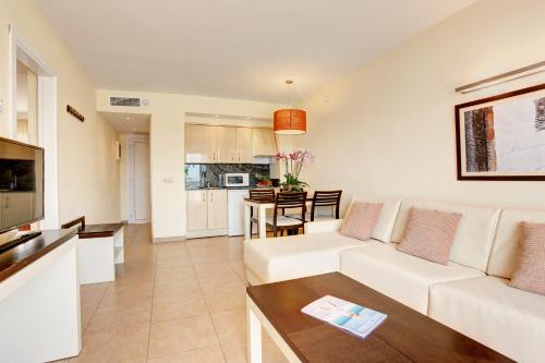 Apartamento con 1 dormitorio y vistas a la piscina del hotel Grupotel Tamariscos. Foto 3