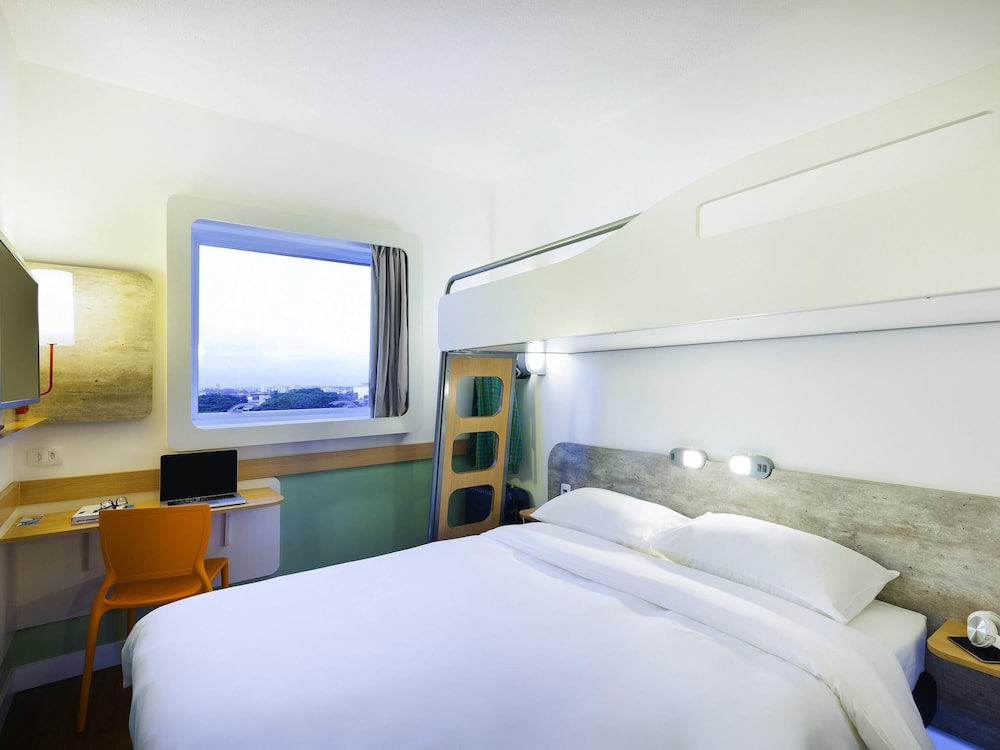 Apartamento Standard con una cama doble y una cama individual elevada del hotel Ibis Budget Campinas Aquidaban