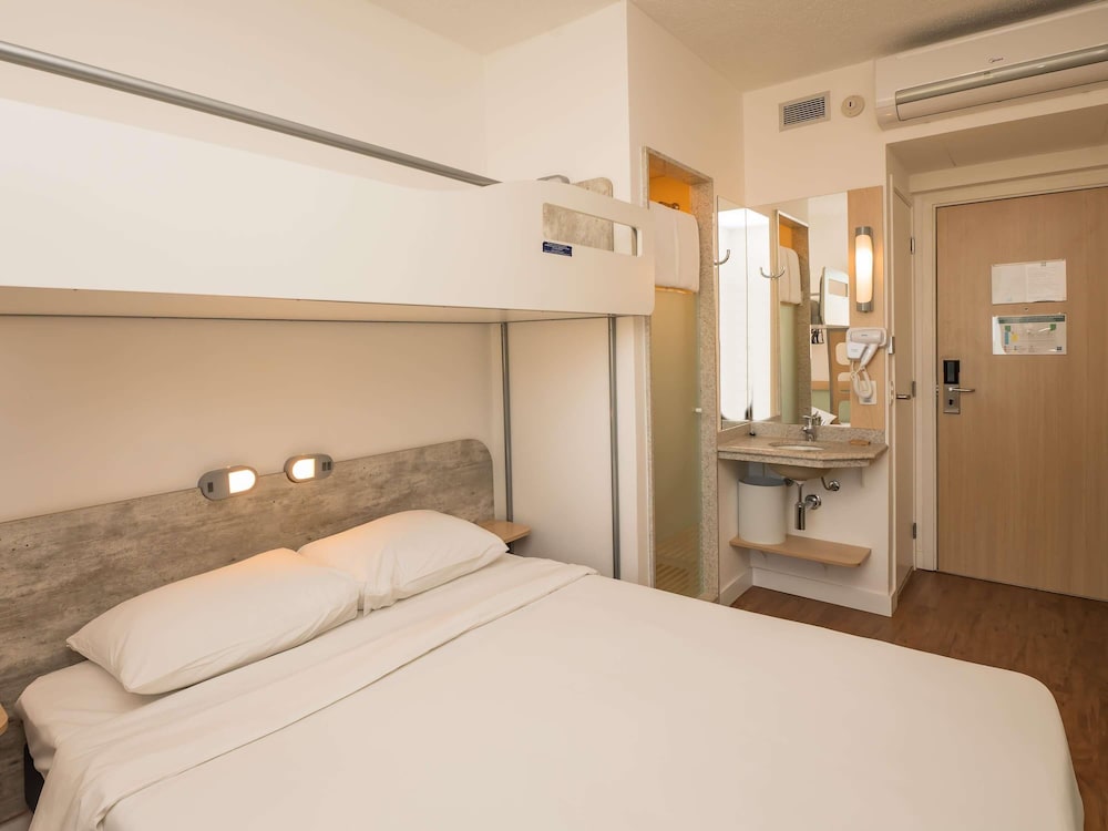 Apartamento Superior con 1 cama doble y 1 cama superpuesta del hotel Ibis Budget Campinas Aquidaban. Foto 2