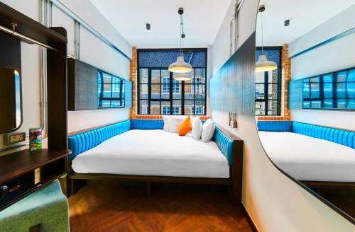 Habitación Superior con cama extragrande del hotel New Road. Foto 1