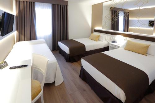 Habitación Triple del hotel Sercotel Alfonso Xiii. Foto 2