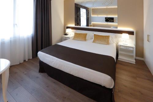 Habitación Deluxe con cama extragrande del hotel Sercotel Alfonso Xiii. Foto 1