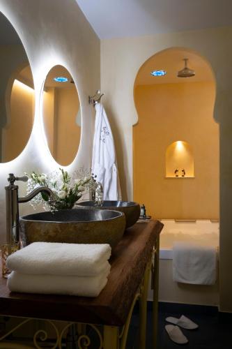Suite con bañera de hidromasaje y cama grande del hotel Alcoba Del Rey De Sevilla Boutique