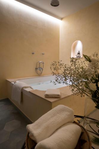 Suite con bañera de hidromasaje y cama grande del hotel Alcoba Del Rey De Sevilla Boutique. Foto 2